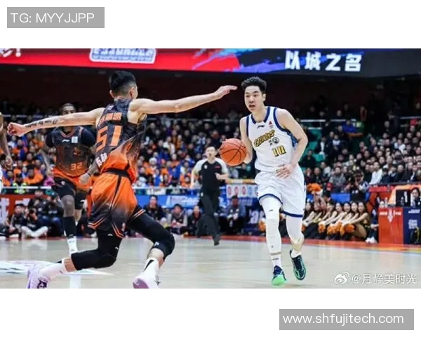 广东宏远与浙江广厦激战正酣谁将夺得本赛季篮球巅峰之战的胜利